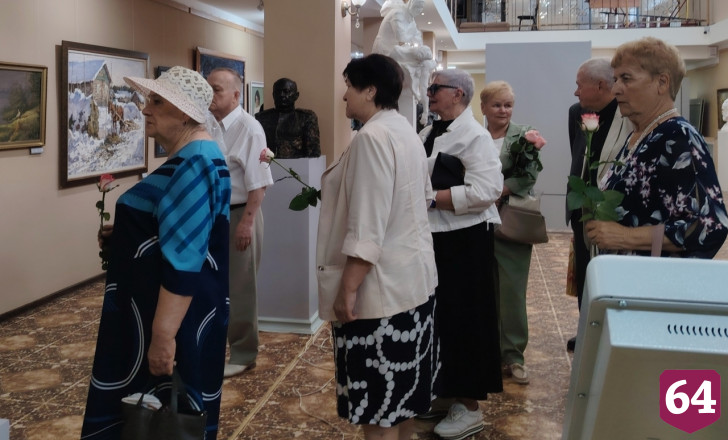 Саратовцы на экскурсии в музее отметили 60-летие прощания со школой